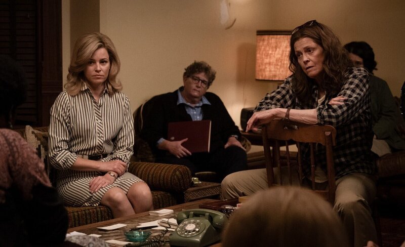  Elizabeth Banks (Joy), Sigourney Weaver (Virginia). – Bild: ORF/​DCM Film Distribution/​Wilson Webb