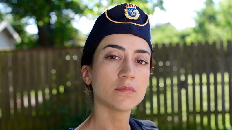 Leahs (Gizem Erdogan) Kritik am neuen harten Durchgreifen der Polizei beschert ihr eine Menge Ärger. Nicht nur aus Teilen der Gesellschaft, sondern auch von einigen ihrer Kollegen. – Bild: ZDF und ITV