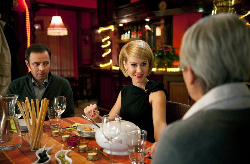 ARD/​HEITER BIS TÖDLICH – ALLES KLARA, neue Krimiserie (16 Folgen), Folge 13 „Gestreifter Japaner“, am Donnerstag (26.07.12) um 18:30 Uhr im Ersten. Paul Kleinert (Felix Eitner, l.) leidet Höllenqualen: Klara (Wolke Hegenbarth, M.), die auf seine Bitte hin seine Freundin mimt und seine Mutter Hermine Kleinert (Karin Schröder, r.) verstehen sich prächtig. – Bild: ARD/​Marion von der Mehden