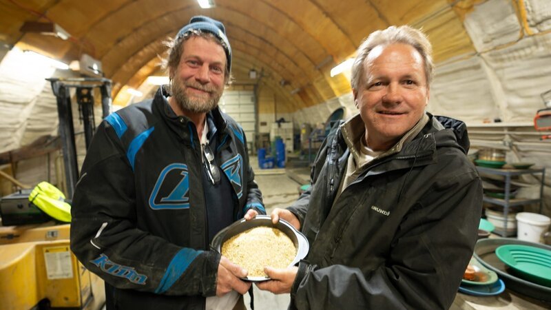 Shawn Pomrenke & Dave Young holding pan of gold together – Bild: Warner Bros. Discovery, Inc. or its subsidiaries and affiliates.