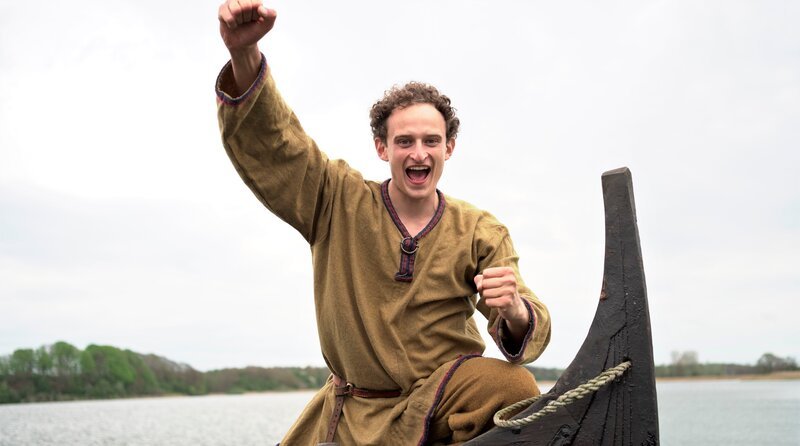 Julian ist selbst als Wikinger verkleidet und will alles über das Leben der Nordmänner rausfinden. – Bild: BR/​megaherz gmbh/​Hans-Florian Hopfner