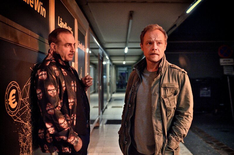 Micha Oberländer (Matthias Koeberlin, r.) sucht den Besitzer einer Spielhalle (Miguek Abrantes Ostrowski, l.) auf, um etwas über Stadler zu erfahren. Hat dessen Spielschuld etwas mit dem Interesse an Oberländers Kollegin zu tun? – Bild: Patrick Pfeiffer /​ ZDF