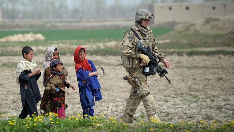 20 Jahre lang dauerte der Bundeswehreinsatz in Afghanistan. Mit großen Hoffnungen begonnen, endete er im August 2021 mit einer chaotischen Rettungsaktion für einheimische Helfer, die vor den siegreichen Taliban Schutz suchen. – Bild: ZDF und afp /​ eisele, johannes