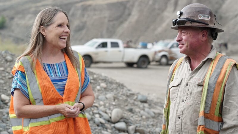 Freddy Dodge and Wendy Perron smiling on site – Bild: Warner Bros. Discovery, Inc. or its subsidiaries and affiliates. All rights reserved.