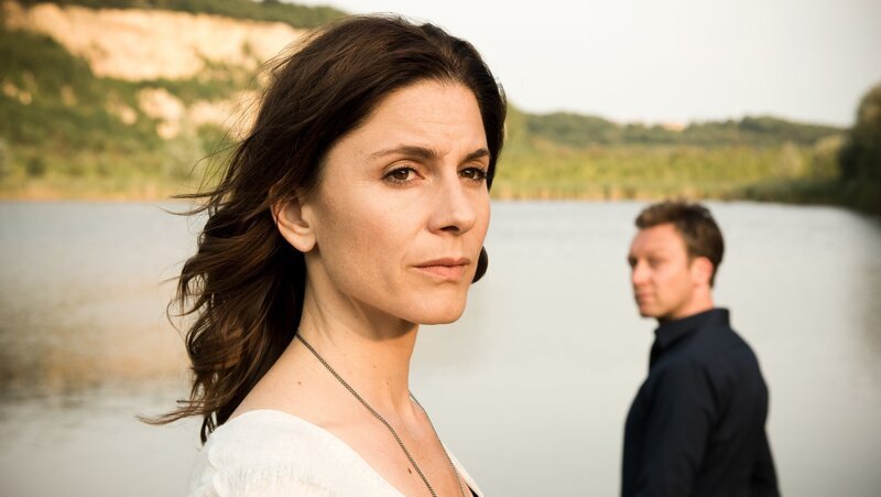 Den See, an dem Marlon ermordet wurde, kennt Judith (Christina Hecke) noch aus ihrer Kindheit. Freddy (Robin Sondermann) erfährt endlich mehr über seine Kollegin. – Bild: ZDF und Martin Valentin Menke