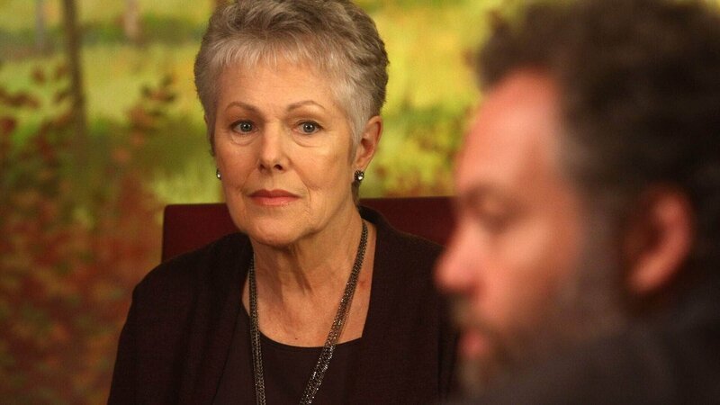 Detective Robert Goren (Vincent D’Onofrio) befragt Emily Huntford (Lynn Redgrave). Sie wollte vor ihrem Tod noch einmal ihre Nichte sehen, doch das kleine Mädchen wurde entführt. – Bild: MG RTL D /​ USA Network /​ Eric Liebowitz