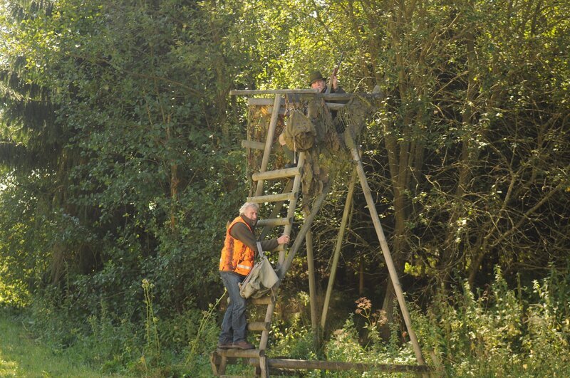 Martin hat die Nase voll von der Warterei und packt seine Sachen. Von links: Martin Kirchleitner (Hermann Giefer) und Benedikt Stadlbauer (Andreas Geiss). – Bild: BR/​Jo Bischoff