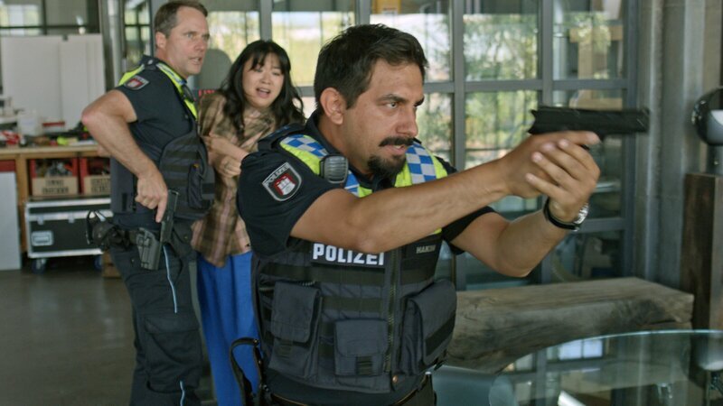 Mattes (Matthias Schloo, l.) und Malik (Zejhun Demirov, r.) kommen gerade noch rechtzeitig, um Fiona (Lucia Deyi, M.) vor Schlimmerem zu bewahren. – Bild: ZDF and Christian Klopp