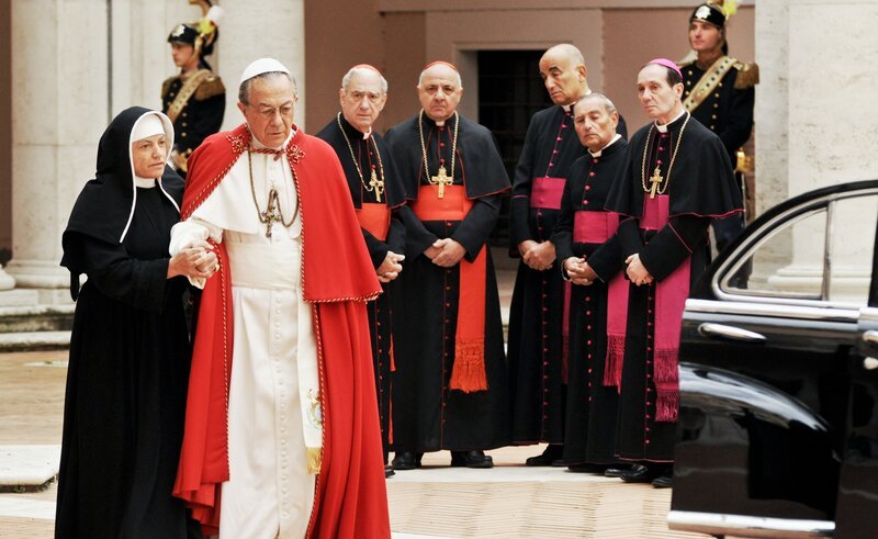 Schwester Pascalinas (Christine Neubauer) aufopfernde Sorge gilt der Gesundheit von Papst Pius XII (Remo Girone). – Bild: ORF