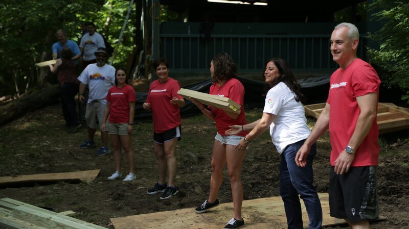 During the build of the Sunrise Day Camp Clubhouse. – Bild: Discovery Communications, Inc.