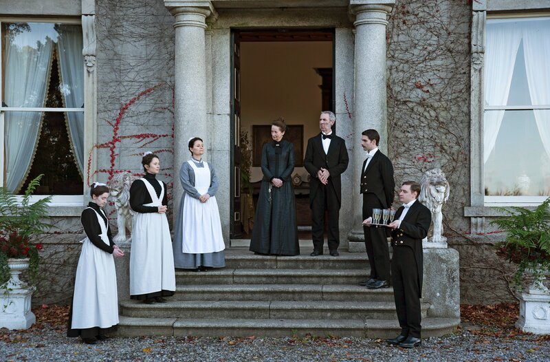 Mrs Dryden (Ingrid Craigie, l.), Beesley (Mark Doherty, r.) – Bild: WDR/​Playground Television (UK) 2 Ltd.