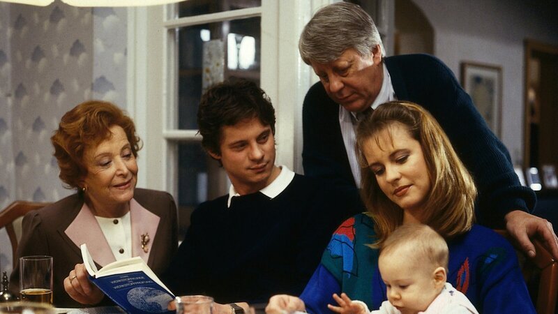 Das „Sorgenkind“ der Familie Wichert ist nun Rüdiger (Jochen Schroeder, 2.v.l.). Er hat bald Examen und muss Büffeln. Oma Käthe (Edith Schollwer, l.), Eberhard (Stefan Orlac, 2.v.r) und Uschi (Anja Schüte, r.) unterstützen ihn so gut sie können. – Bild: ZDF und Barbara Oloffs/​Terranova