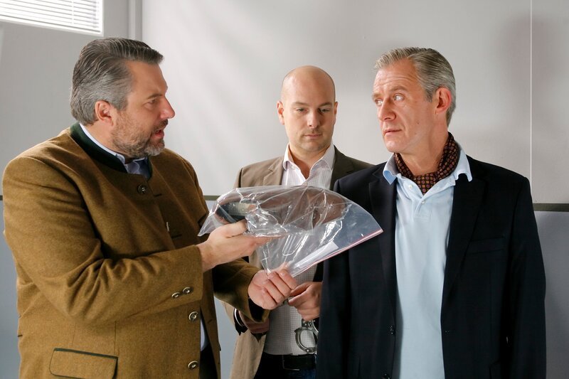 Wurde Christian Pfister (Joseph Lorenz, r.) aus Eifersucht zum Mörder? Die Cops Stadler (Dieter Fischer, l.) und Loibl (Stephan Zinner, m.) ermitteln. – Bild: ZDF/​Bavaria Fernsehprod./​Christian A. Rieger