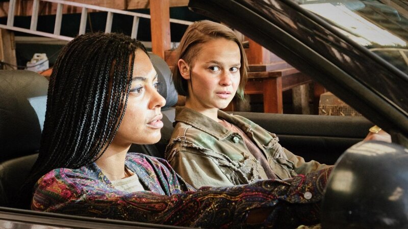 L-R: Alex Wyatt (Nenda Neururer) und Neve Kelly (Clara Rugaard) – Bild: Sky Channel