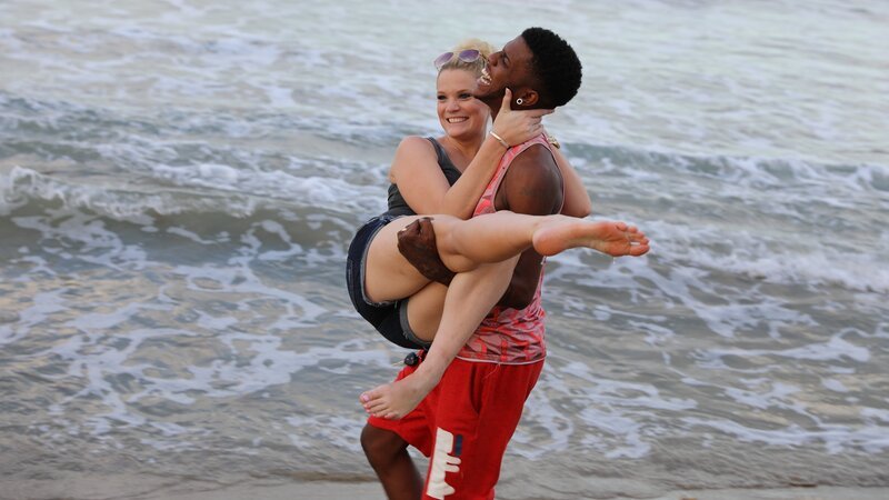 Jay carries Ashley at the beach. – Bild: TLC /​ Discovery Communications