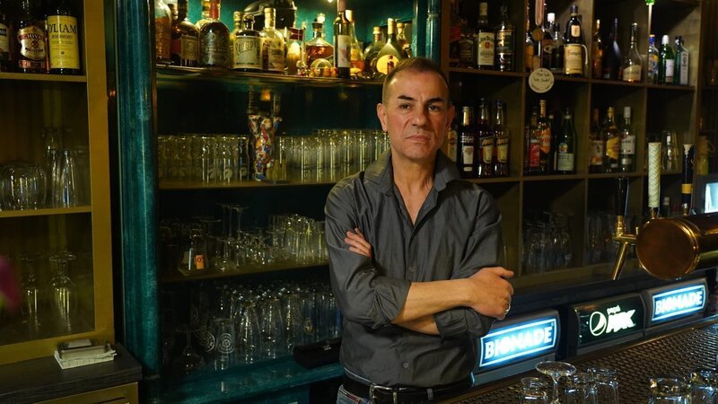Jede Nacht hinterm Tresen. Kaloyan Marinov verdient nur knapp über Mindestlohn. – Bild: Valentin Wessely
