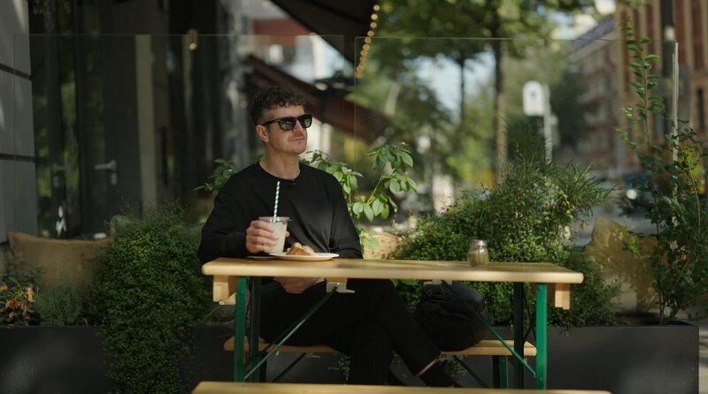 WESTDEUTSCHER RUNDFUNK KÖLN Essen als Religion, Vom Zwang, sich gesund zu ernähren – Ab dem 18.02.2026 in der ARD-Mediathek, Ein Film von Jakob Kneser und Eva Schultes Nils Binnberg: Viele Jahre hielt er sich an strengste Ernährungsregeln. © WDR/​Leo Adass, honorarfrei – Verwendung gemäß der AGB im engen inhaltlichen, redaktionellen Zusammenhang mit genannter WDR-Sendung und bei Nennung „Bild: WDR/​Leo Adass“ (S2+). WDR Kommunikation/​Redaktion Bild, Köln, Tel: 0221/​220 -7132 oder -7133, Fax: -777132, bildkommunikation@wdr.de – Bild: WDR/​Leo Adass