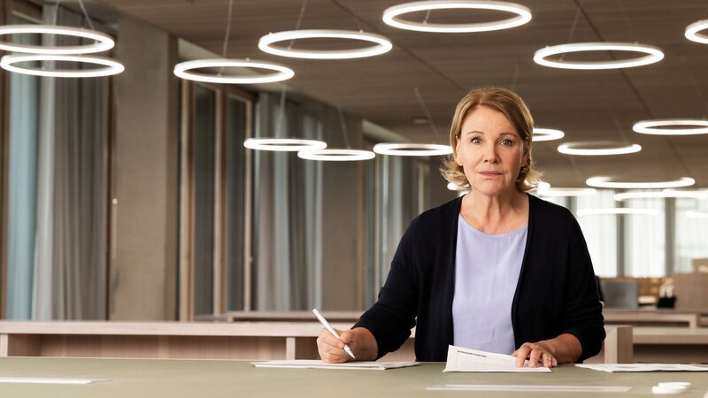 Marie Brand (Mariele Millowitsch) untersucht in ihrem aktuellen Fall den Mord an dem Museumdirektor Markus Krull. – Bild: ZDF und Martin Valentin Menke