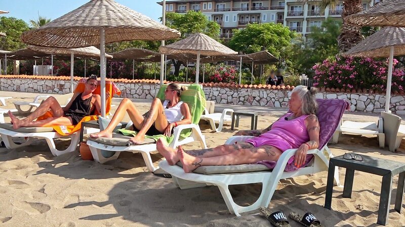 Nana (li.), Freundin Mel und Beate (re.) geniessen die Zeit am Strand – Bild: RTLZWEI