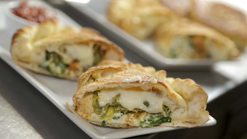 Spinach Dip Calzone as Served at Renee’s Organic Oven in Indian Ridge, Arizona as seen on Food Network’s Diners, Drive-Ins and Dives episode 2805. – Bild: Television Food Network, G.P.
