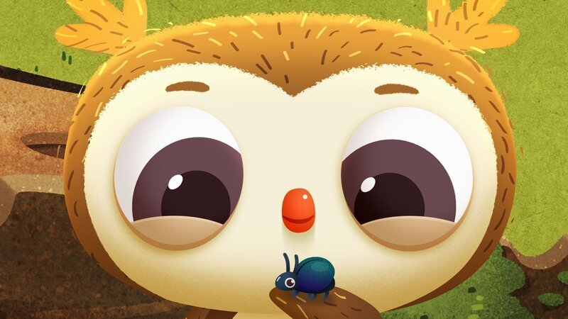 Odo betrachtet einen kleinen Käfer, der an ihm vorbeikrabbelt. – Bild: KiKA/​Sixteen South & Letko