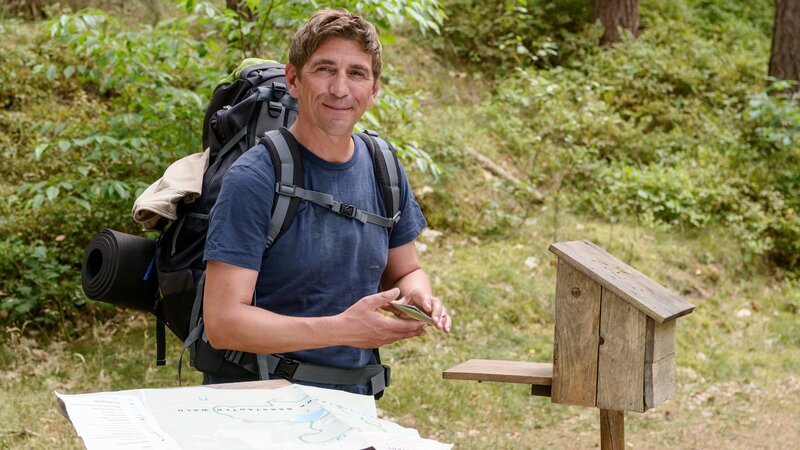 Fritz Fuchs (Guido Hammesfahr) entdeckt bei seiner mehrtägigen Wanderung im Stadtwald einen Bären. Fritz ist begeistert, doch die Freude hält nicht lange an. – Bild: ZDF und Antje Dittmann