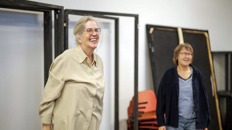 Ingeborg Apoloner bei einer Theaterclub Probe im Burgtheater. – Bild: ORF/​Red Monster