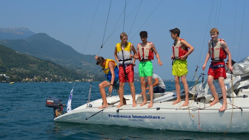 Nils, Ole, Leroy, Robin und Luc (v.l.n.r.) während ihrer ersten Segelstunde. – Bild: ZDF und e+u tv