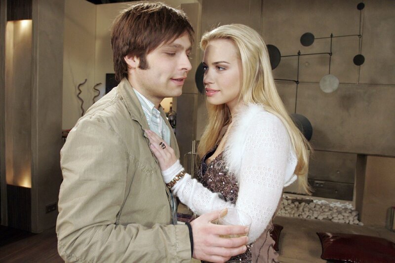 Als sich Kim (Lara-Isabelle Rentinck, r.) Bruno (Tim Sander, l.) wieder zuwendet, vergisst Bruno Hannahs Tränen und glaubt dem Ziel seiner Träume nah zu sein. – Bild: SAT.1 /​ Noreen Flynn