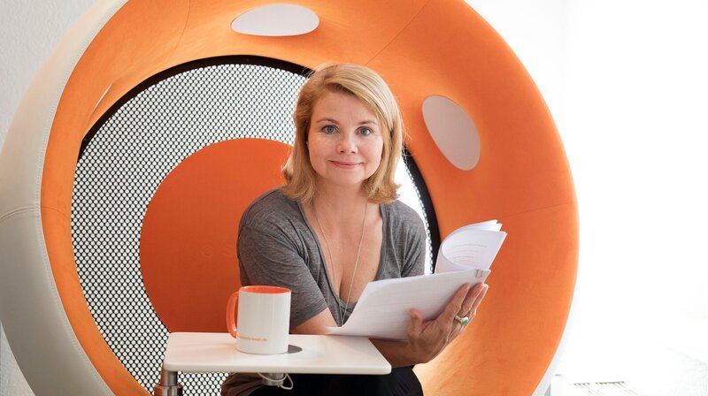 Aufbruch in ein neues Jahrzehnt, das turbulent startete. Papst Johannes Paul II. fuhr in seinem Papamobil durch Köln, während Elisabeth II., Königin von England, im schwarzen Rolls Royce nach Lemgo brauste. Ein kleiner bunter Würfel verzauberte eine ganze Generation und man tanzte Pogo zum Sound der Neuen Deutschen Welle. Die erste Folge der neuen WDR Reihe „Unser Land in den 80ern“ erzählt von einem Jahr, in dem u.a. der Gesundheitsminister den Diskotheken im Land den Saft abdrehen wollte und sich „Theo gegen den Rest der Welt“ stellte. Die Ruhrgebiets-Komödie wurde zum Kassenknüller. Und Marius-Müller Westernhagen spielte sich als prolliger Truckfahrer Theo in die Herzen der Zuschauer. – Erzählt wird der Film von Annette Frier, die 1980 in Köln eingeschult wurde. Als Tochter einer Religionslehrerin war sie natürlich auch beim Papstbesuch mitten drin statt nur dabei. – Bild: WDR/​Klaus Görgen