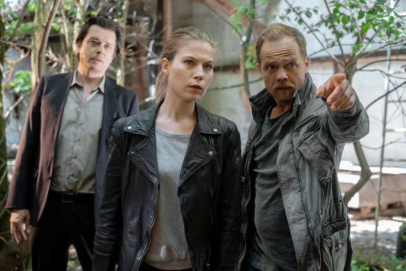 Was übersehen Zeiler (Nora Waldstätten, M.), Oberländer (Matthias Koeberlin, r.) und Komlatschek (Hary Prinz, l..)? – Bild: PLURIMEDIA (Rowboat Film /​ Graf Film)