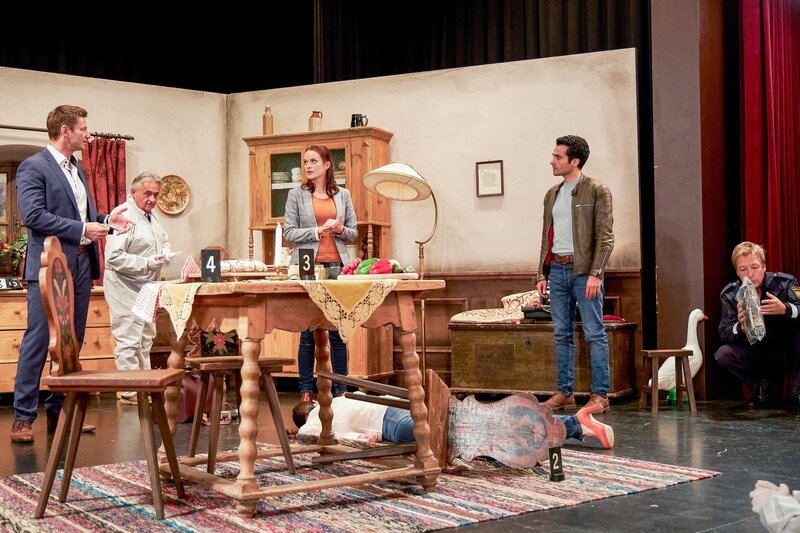 Pathologin Mai (Sina Wilke, M.) informiert die Kommissare Hansen (Igor Jeftic, l.), Kaya (Baran Hêvî, 2.v.r.) und Polizeihauptmeister Mohr (Max Müller, r.) über ihre vorläufigen Untersuchungsergebnisse sowie erste Beweismittel der Spurensicherung. – Bild: ZDF /​ ORF /​ Bojan Ritan