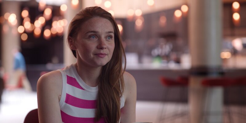 Bens erstes Treffen mit der jungen Schauspielerin Emma Lyttleton (Jessica Barden) zu einem Interview für seine Zeitungskolumne geht mit Hindernissen einher. – Bild: ITV Studios /​ ZDF