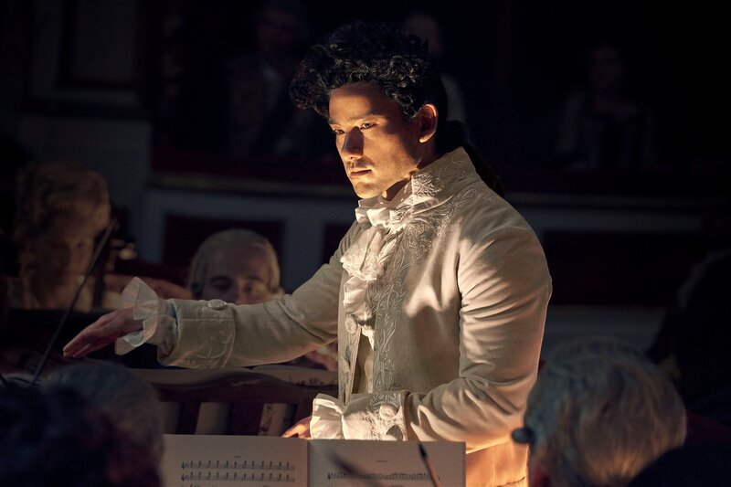 Wolfgang Amadeus Mozart (Will Sharpe). – Bild: Adrienn Szabo /​ Sky Studios /​ Sky UK Ltd