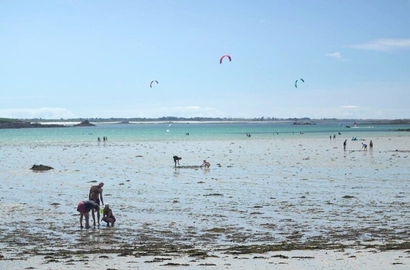 In seinem 2022 erschienenen Roman „Que reviennent ceux qui sont loin“ erzählt Pierre Adrian von einem Sommer mit seiner Familie in seinem Elternhaus im Finistère. – Bild: Elephant Doc
