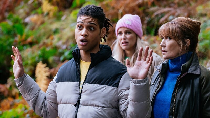 Fergus (Rohan Nedd), Harry (Jane Seymour) und ihre Schwiegertochter Orla (Amy Huberman, M.) sehen sich mit der tödlichen Pfeilspitze des spanischen Auftragskillers „El Cazador“, „Der Jäger“, konfrontiert. – Bild: ZDF und Szymon Lazewski