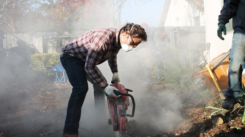 Der chaotische und volle Garten von Julia braucht eine neue Struktur. Matt Blashew und das Team nehmen es mit kaputten Gartenmöbeln und unebenen Pflastersteinen auf und verwandeln den Garten in eine Tiki-Bar mit Außenküche und üppigen Pflanzen für modernen Urban-Jungle-Flair. – Bild: HGTV