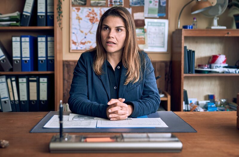 Marie Gabler (Katharina Wackernagel) hat ihren ersten Hengascher Fall gelöst. – Bild: ARD/​Frank Dicks