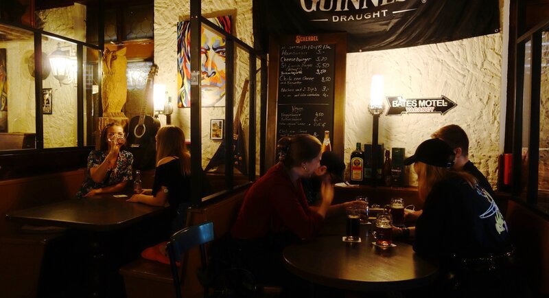 Zu Besuch in der Kultkneipe „Eule“. – Bild: BR Zu Besuch in der Kultkneipe „Eule“. – Bild: BR