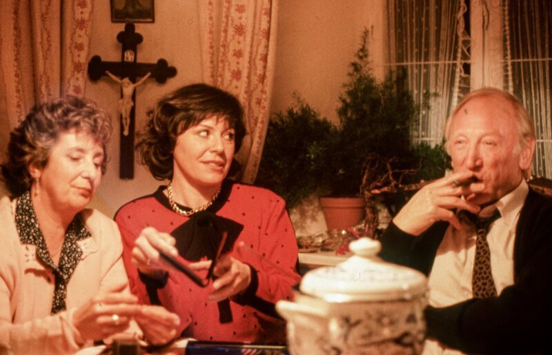 Maria Kerschbaumer (Johanna Baumann), ihr Mann Vinzenz (Karl Merkatz) und Tochter Annelies (Gundi Ellert) freuen sich über Sonjas Erfolge. – Bild: ORF/​BR