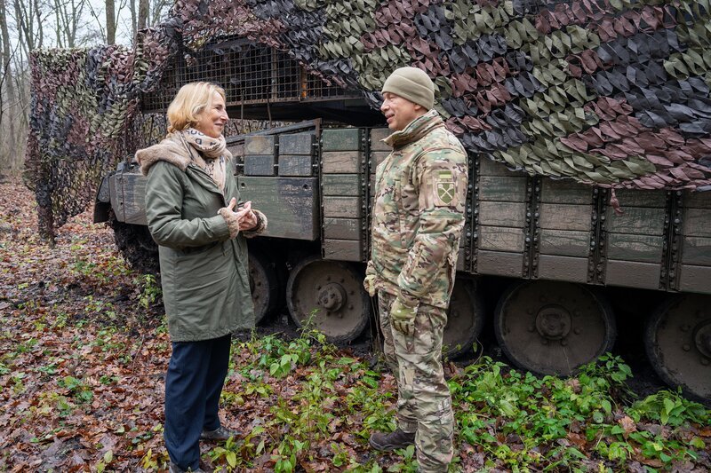 Katrin Eigendorf im Interview mit dem ukrainischen Militarchef General Oleksandr Syrskyj. – Bild: ZDF und Timo Bruhns