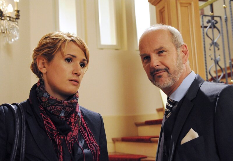 ARD STURM DER LIEBE FOLGE 1204, Helen (Miriam Krause, l.) verlangt von Götz (Andreas Borcherding, r.) Schadensersatz. – Bild: One