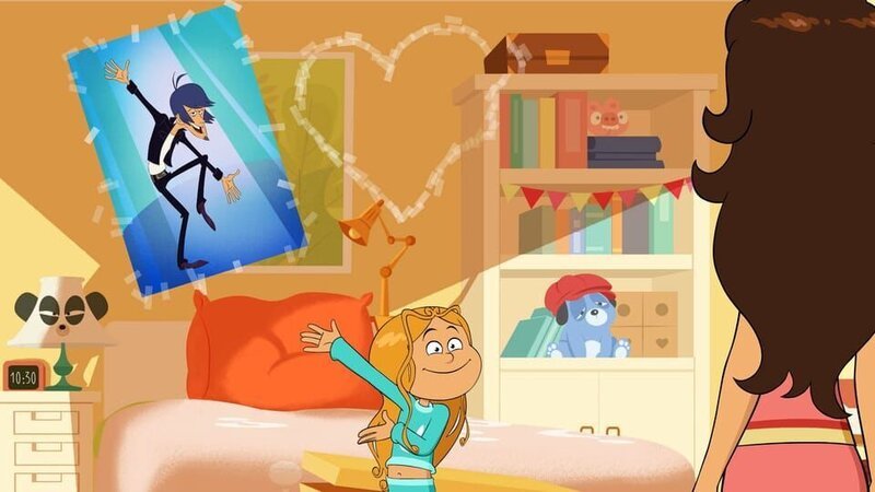 Marine beweist ihrer Mutter, dass sie Joy Ds größter Fan ist. – Bild: NDR/​BAMBOO PRODUCTION – SAMKA PRODUCTIONS