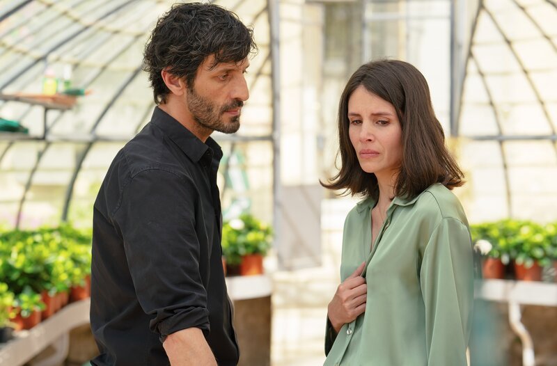 Manuel Ortigosa (David Kammenos, l.) und Catherine (Louise Monot, r.). – Bild: WDR/​François Lefebvre/​Incognita/​Las Ninas Pictures/​France Télévisions