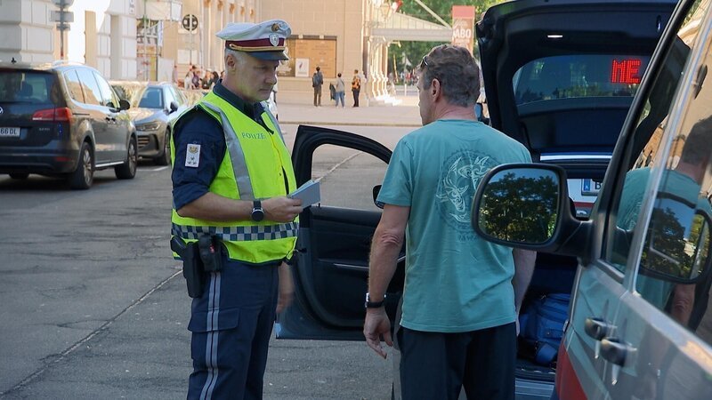 Polizeibeamter bei der Durchführung einer Fahrzeugkontrolle. – Bild: ATV
