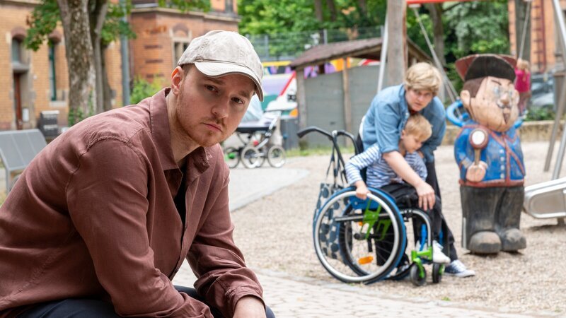 Als der Chefingenieur einer Fahrradanhänger-Firma tot aufgefunden wird, gerät Jakub Piontek (Wiktor Grduszak) ins Zentrum der Ermittlungen. Er war mit dem Auto in einen tragischen Unfall mit einem dieser Fahrradanhänger verwickelt, bei dem ein kleiner Junge (Komparse) schwer verletzt wurde. Piontek gibt dem Hersteller die Schuld. Ist ein Streit zwischen ihm und dem Mitarbeiter des Herstellers eskaliert? – Bild: ZDF und MARKUS_FENCHEL