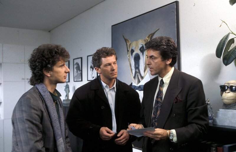 Von links: Kriminalhauptkommissar Franz Leitmayr (Udo Wachtveitl), Kriminalhauptkommissar Ivo Batic (Miroslav Nemec) und Klaus Pelzer (Bela Erny). – Bild: BR/​Bavaria Film GmbH/​Thomas Klausmann