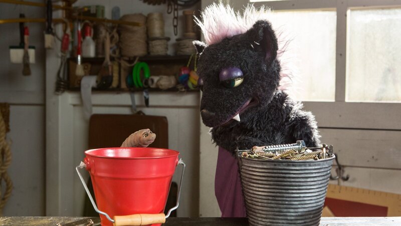 Wurm Lotti (Heide Evers) bewundert die starke Vampi (Magda Lena Schlott). Kann sie wirklich diesen schweren Eimer voller Schrauben anheben? – Bild: Zia Ziarno