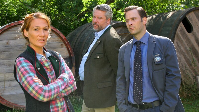 Die Kommissare Stadler (Dieter Fischer, M.) und König (Mark-Alexander Solf, r.) verdächtigen Jasmin Strobel (Alexandra Helmig, l.), die Ehefrau des Toten. – Bild: ZDF und Christian A. Rieger