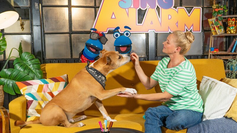 SingDings Cousine Melody ist heute zu Besuch und sie hat nicht nur ihren felligen Freund Lennox dabei, sondern auch ganz viele Style-Ideen für SingDing im Gepäck. – Bild: ZDF/​Tim Bornemann